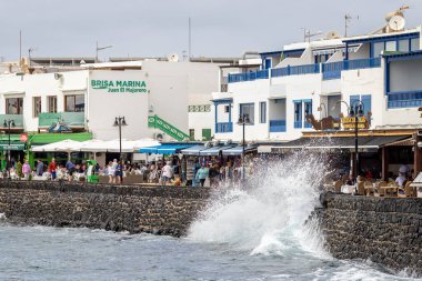 Dalgalar 4 Mart 2022 'de İspanya' nın Playa Blanca kentindeki güverteye çarpıyor.
