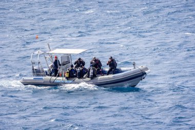 14 Mart 2022 tarihinde İspanya, Lanzarote, Playa Blanca 'da denize dalmaya hazırlanan bir grup dalış dalgıcı