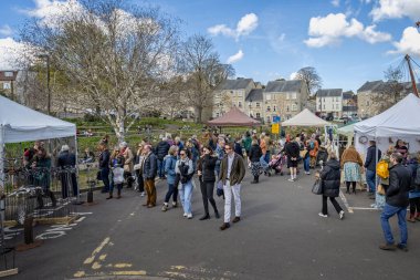 Frome, Somerset, İngiltere 'de güneşli bir günde 3 Nisan 2022' de Frome Pazarı 'nı ziyaret eden kalabalık