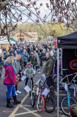 Frome, Somerset, İngiltere 'de güneşli bir günde 3 Nisan 2022' de Frome Pazarı 'nı ziyaret eden kalabalık