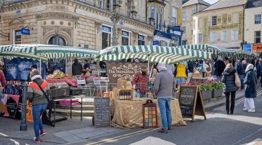 Frome, Somerset, İngiltere 'de güneşli bir günde 3 Nisan 2022' de Frome Pazarı 'ndaki bira tezgahı.