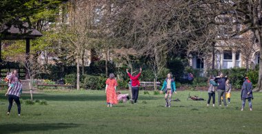 10 Nisan 2022 'de Frome, Somerset, İngiltere' deki parkta rahatlama dansı dersi