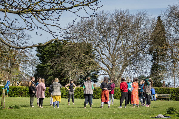 Класс релаксационных танцев в парке Фром, Сомерсет, Великобритания, 10 апреля 2022 года