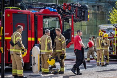 İtfaiye arabasının yanındaki bir grup itfaiyeci, 9 Nisan 2022 'de İngiltere' nin Bristol Limanı 'ndaki 