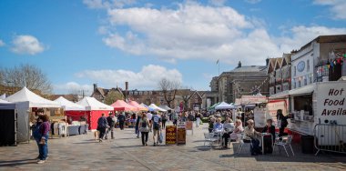 16 Nisan 2022 'de Salisbury, Wiltshire, İngiltere' deki Salisbury pazarında kalabalık alışveriş yapıyor.