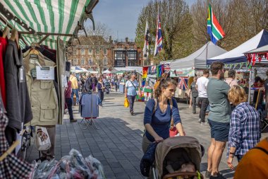 16 Nisan 2022 'de Salisbury, Wiltshire, İngiltere' deki Salisbury pazarında kalabalık alışveriş yapıyor.
