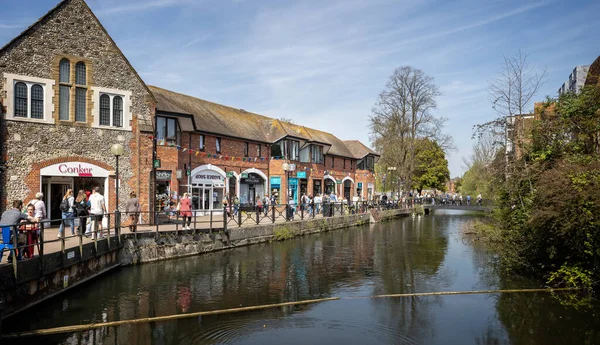 16 Nisan 2022 'de İngiltere, Wiltshire, Salisbury' deki Avon Nehri 'nin yanındaki The Maltings' teki dükkanlar ve kafeler.