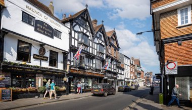 16 Nisan 2022 'de İngiltere' de Minster Caddesi, Salisbury, Wiltshire 'daki ortaçağ barı, dükkanlar ve yarım keresteli binalar