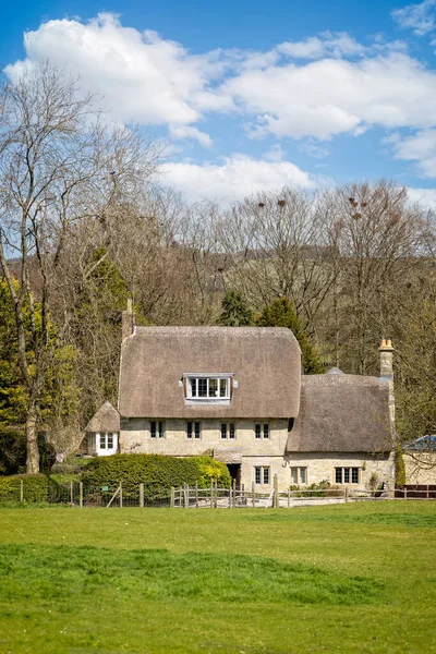 English Thatched Cottage Set Beautiful Countryside Corton Wiltshire April 2022 — ストック写真