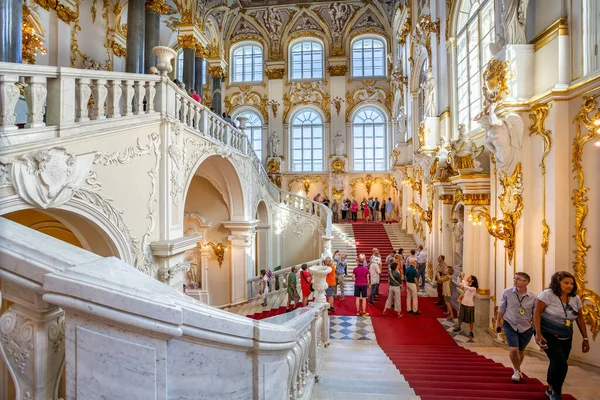 23 Temmuz 2019 'da Rusya' nın St. Petersburg kentindeki Hermitage Müzesi 'ne süslü giriş ve büyük merdivenleri süpürüyor.