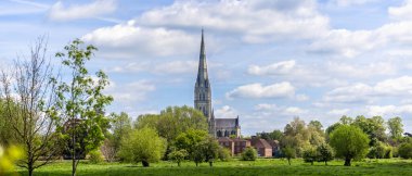 Salisbury Katedrali 5 Mayıs 2022 'de İngiltere' nin Wiltshire kentindeki su çayırlarındaki panorama