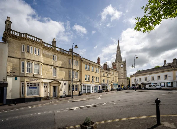 13 Mayıs 2022 'de Chippenham, Wiltshire, İngiltere' deki St. Andrew Kilisesi 'nin kulesi ve kulesi ile pazar yeri.