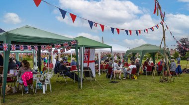 5 Haziran 2022 'de İngiltere' nin Wiltshire kentindeki Village Green 'deki Queen' s Platinum Kutlama Partisi 'nde köylüler.