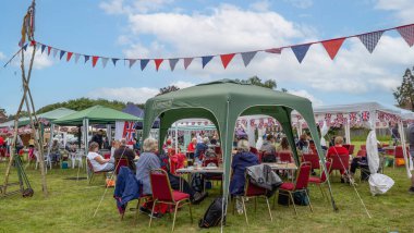 5 Haziran 2022 'de İngiltere' nin Wiltshire kentindeki Village Green 'deki Queen' s Platinum Kutlama Partisi 'nde köylüler.