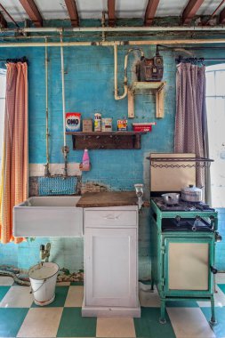 17 Haziran 2022 'de Southwell, Nottinghamshire, İngiltere' deki Victorian yetimhanesinde mutfak ve vintage ekipman ve aletler