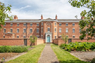 Viktorya dönemi kırmızı tuğla yetimhanesi - dış görünüm - 17 Haziran 2022 tarihinde Nottinghamshire, İngiltere 'de Southwell' de