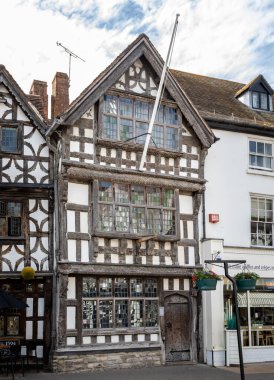 Harvard House - Harvard Üniversitesi 'nin kurucusuna ait tarihi bir tudor kereste çerçeveli bina - 16 Haziran 2022' de İngiltere, Warwickshire, Avon üzerine Stratford 'da