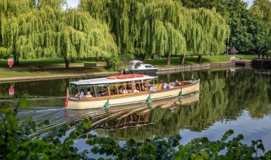 16 Haziran 2022 'de Stratford Upon Avon, Warwickshire, İngiltere' deki Avon Nehri 'nde bir tur teknesi.