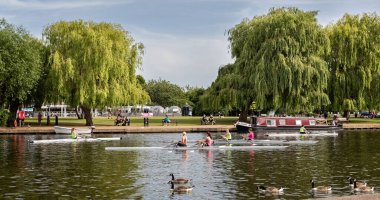 16 Haziran 2022 'de İngiltere' nin başkenti Warwickshire 'da bulunan Stratford Upon nehrinde kürek çeken genç bayanlar