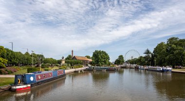 16 Haziran 2022 'de İngiltere' nin başkenti Warwickshire 'da bulunan Stratford' daki Avon Nehri 'ndeki Bancroft Havzası.
