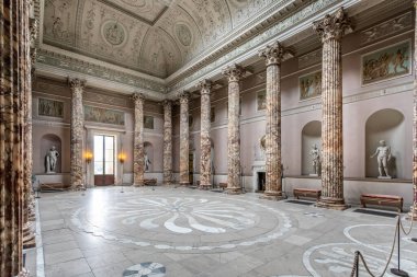 18 Haziran 2022 'de İngiltere' nin Derbyshire kentindeki Kedleston Hall 'da Neo Klasik Büyük Marble Hall