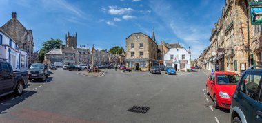Stow-on-the-Wold, Gloucestershire, İngiltere 'deki pazar kare mağazaları ve restoranlar 20 Haziran 2022
