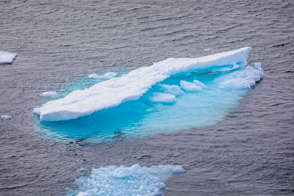 Close Iceberg Greenland Stunning Blue Aquamarine Colour — ストック写真