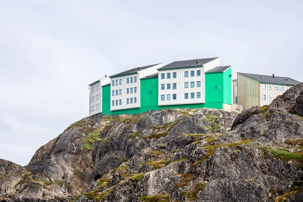 Green White Wooden Buildings Rocky Outcrop Maniitsoq Greenland July 2022 — стокове фото