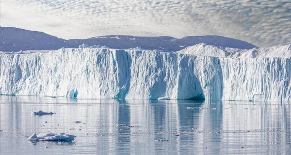 Towering Iceberg Icefjord Ilulissat Groenlandia Con Majestuosas Montañas Cubiertas Nieve — Foto de Stock