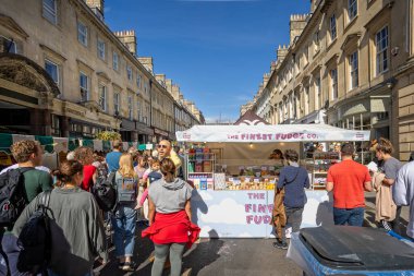24 Eylül 2022 'de Milsom Street, Bath, Avon, İngiltere' deki Büyük Hamam Festivali sokak yemekleri festivalinde kalabalık