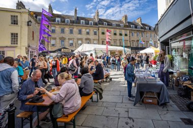 İnsanlar 24 Eylül 2022 'de New Bond Caddesi, Bath, Avon, İngiltere' deki Büyük Bath Festivali 'nde açık masalarda yemek yiyorlar.