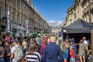 24 Eylül 2022 'de Milsom Street, Bath, Avon, İngiltere' deki Büyük Hamam Festivali sokak yemekleri festivalinde kalabalık