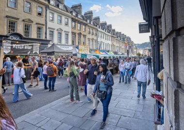 24 Eylül 2022 'de Milsom Street, Bath, Avon, İngiltere' deki Büyük Hamam Festivali sokak yemekleri festivalinde kalabalık