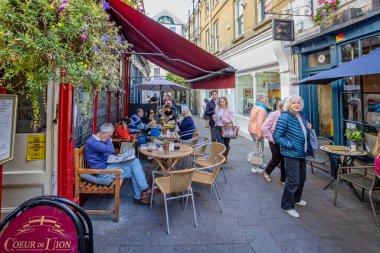 24 Eylül 2022 'de Northumberland Place, Bath, Avon, İngiltere' deki restoranlar, dükkanlar ve kafeler