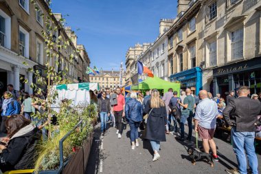 24 Eylül 2022 'de Milsom Street, Bath, Avon, İngiltere' deki Büyük Hamam Festivali sokak yemekleri festivalinde kalabalık