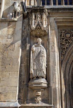 24 Eylül 2022 'de Bath Abbey, Bath, Avon, İngiltere' nin batı cephesindeki Aziz Peter heykelini kapatın.