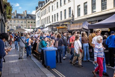 İnsanlar 24 Eylül 2022 'de New Bond Caddesi, Bath, Avon, İngiltere' deki Büyük Bath Festivali 'nde açık masalarda yemek yiyorlar.