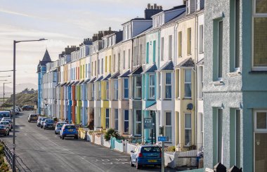 2 Ekim 2022 'de İngiltere' nin Criccieth, Gwynedd kentindeki deniz kenarında renkli otellerin terası.