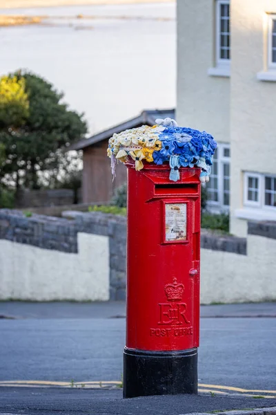 Традиционный Красный Почтовый Ящик Разноцветной Шляпой Вышивки Вершине Criccieth Gwnydd — стоковое фото