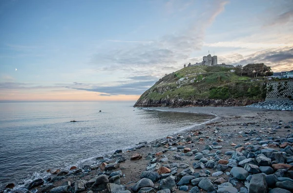 Criccieth Castle Bij Zonsondergang Met Maan Aan Hemel Gezien Vanaf — Stockfoto