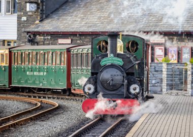 Blanche 'ın 3 Ekim 2022' de Ffestiniog Tren İstasyonu, Porthmadog, Gwnydd, Galler 'den çıkardığı buharlı lokomotif.