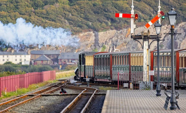 2022年10月3日在威尔士Gwnydd的Porthmadog从Ffestiniog火车站拉出的蒸汽机车Blanche的后视镜 — 图库照片