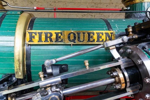 招标蒸汽机车消防女王的名字牌 1848年在威尔士格温尼德的彭布罗德城堡博物馆由一个钟楼展览制作 时间是2022年10月4日 — 图库照片