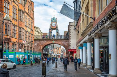 5 Ekim 2022 'de Chester, Cheshire, İngiltere' deki City Wall 'un doğu saati.