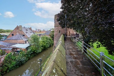 5 Ekim 2022 'de Chester, Cheshire, İngiltere' deki Shropshire Union Kanalı 'nın yanındaki Şehir Duvarları' nda tarihi Kral Charles Tower