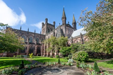 Chester katedrali ve bahçeleri 6 Ekim 2022 'de Chester, Cheshire, İngiltere' de şehir duvarlarından görüldü.