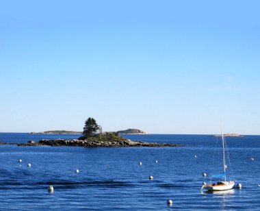 tekne şamandıralar ve ada deniz manzarası