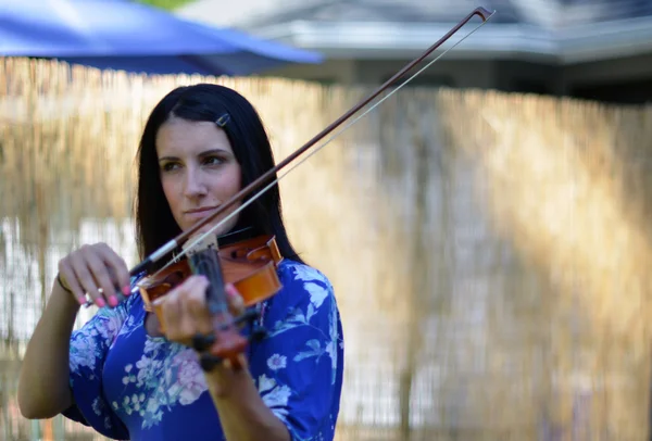 Mujer joven tocando el violín solo — Foto de Stock