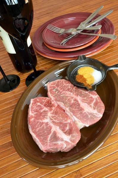 牛肉の平らな鉄のステーキの赤ワイン — ストック写真