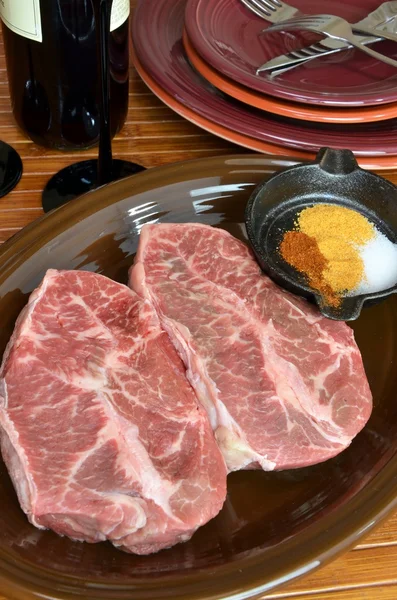 牛肉の平らな鉄のステーキの赤ワイン — ストック写真